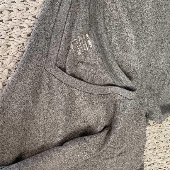 Old Navy Men's Heather Gray V-Neck Short Sleeve Tee - Picture 5 of 5